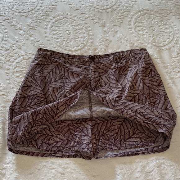 White Stag Dresses & Skirts - White Stag Women’s Leaf-Print Athletic Skort Brown/Tan EUC 14